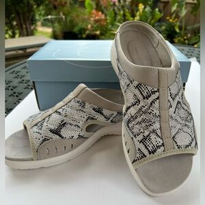 Easy Spirit  Traciees size 11W Slip on Sandals Silver Snake print